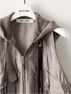LUSTER SATIN HOODED GILET 光沢素材でトレンド感をプラスするジレアウター