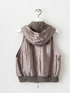 LUSTER SATIN HOODED GILET 光沢素材でトレンド感をプラスするジレアウター