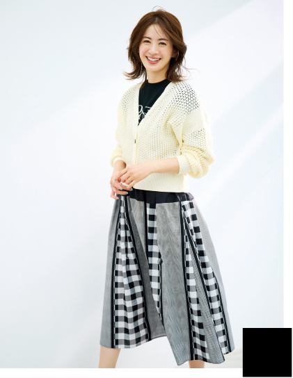 Style04 チェックスカートのレディコーデはブラックで大人っぽく