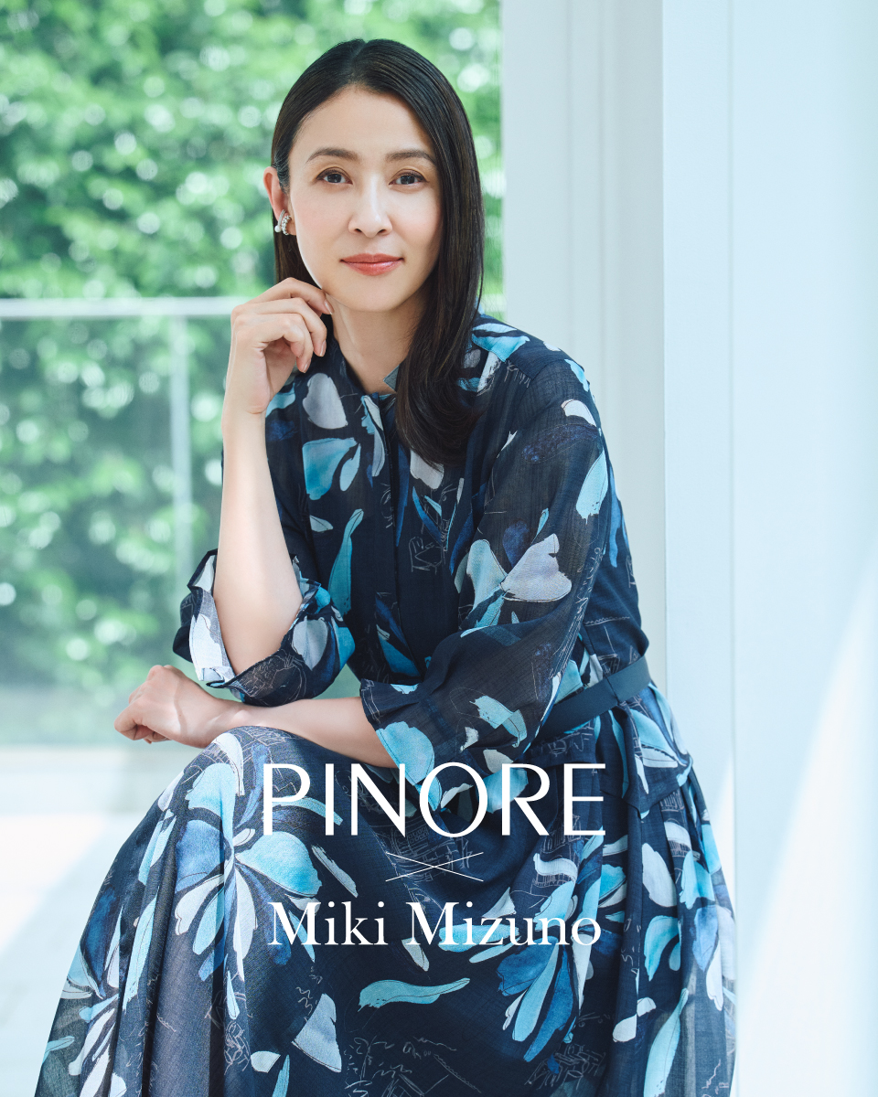 PINORE 2026 autumn meets MIKI MIZUNO PINOREは2026年秋冬より、俳優「水野 美紀」さんを新たなブランドミューズに迎えました。